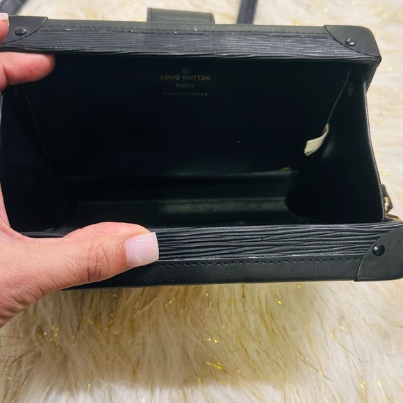 Stylish Black and Gold Crossbody Bag - Picture 4 of 5